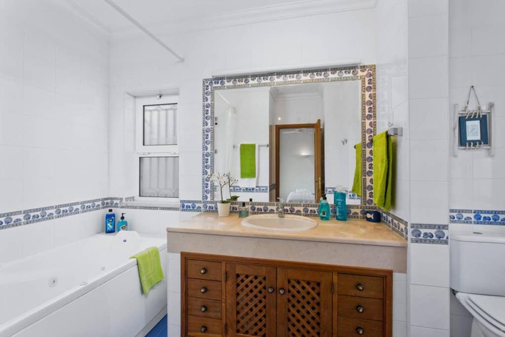 Villa White Sands - Private Oasis, Heated Pool, Beaches & Strip Nearby Albufeira Eksteriør billede